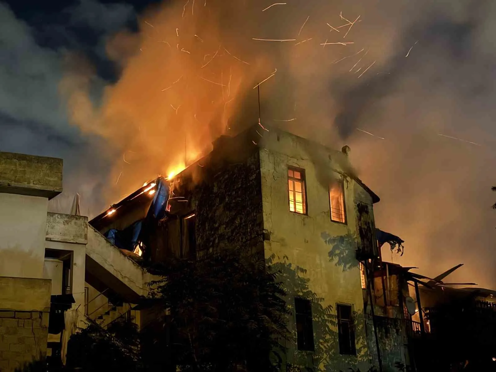 Mersin’in Tarsus ilçesinde bir iş yerinde çıkan yangın, 2 müstakil