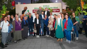 Mersin’in Tarsus Belediye Başkanı Ali Boltaç, kadın üreticilere ’Enter Limon’