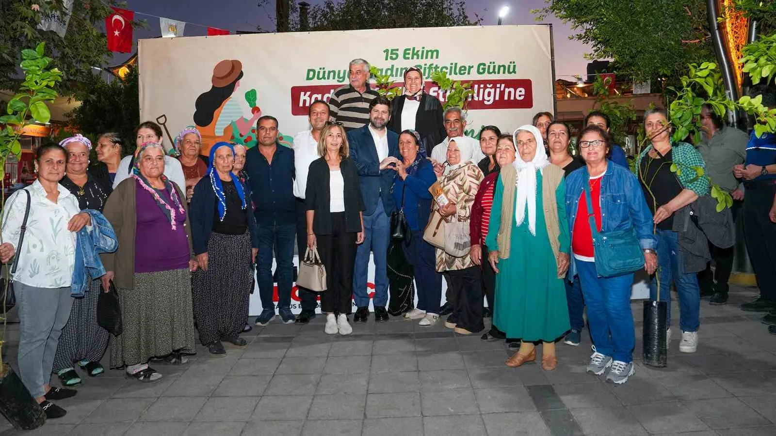 Mersin’in Tarsus Belediye Başkanı Ali Boltaç, kadın üreticilere ’Enter Limon’