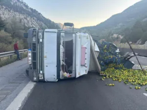 Mersin’in Tarsus ilçesinde meydana gelen kazada narenciye yüklü kamyon devrildi.