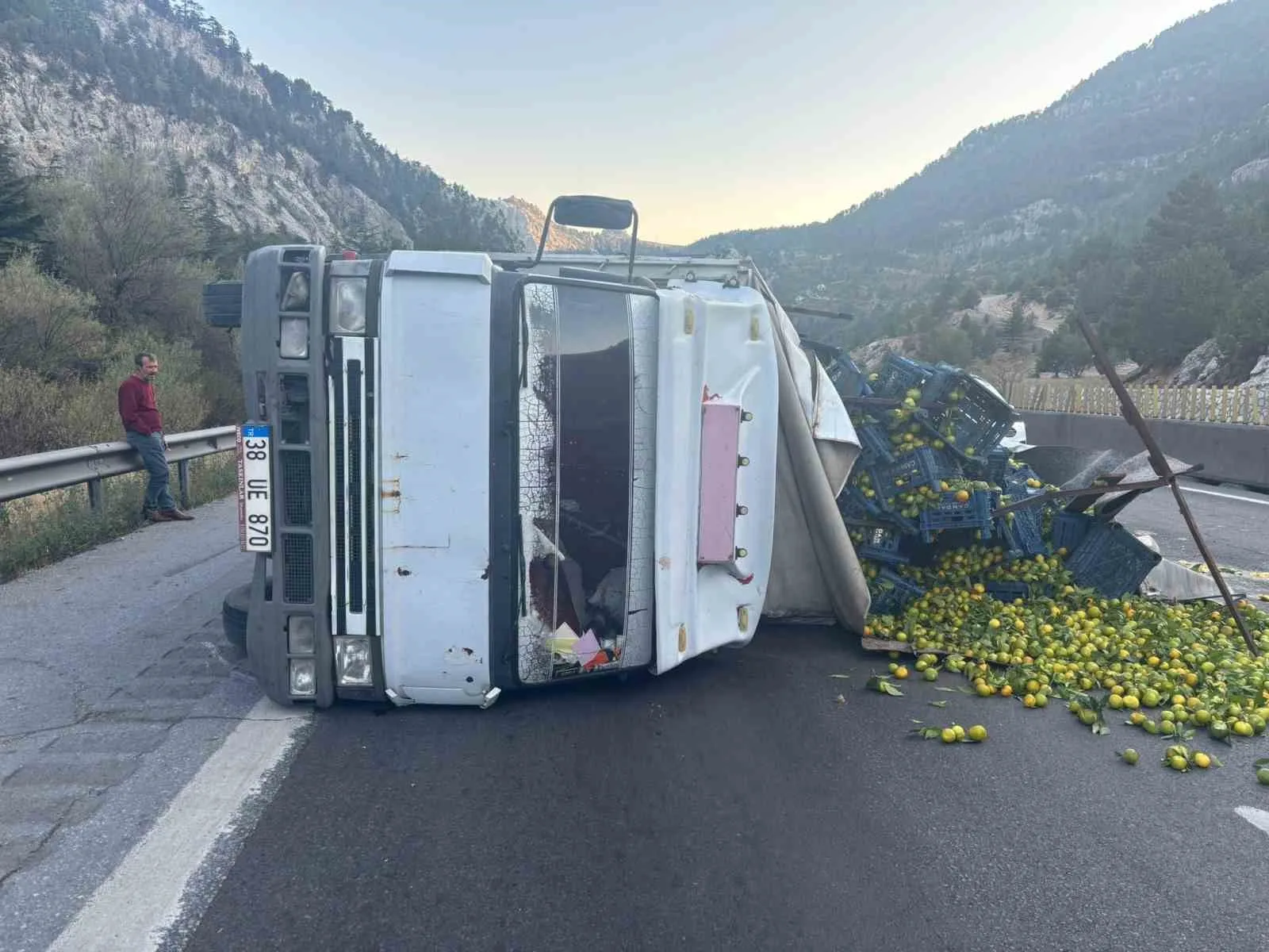 Mersin’in Tarsus ilçesinde meydana gelen kazada narenciye yüklü kamyon devrildi.