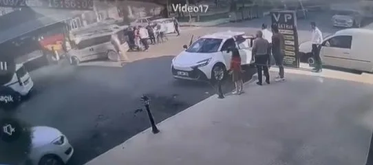 Elazığ’da bir şahıs, tartıştığı sürücüye ve aracına saldırdı. O anlar