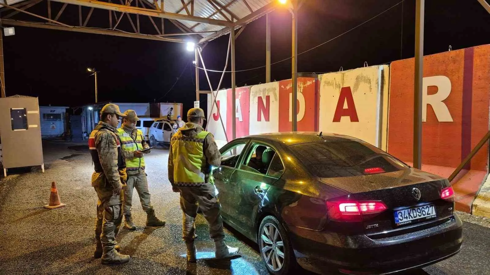 Bitlis’in Tatvan ilçesinde, Jandarma sorumluluk bölgesinde geniş kapsamlı asayiş uygulaması