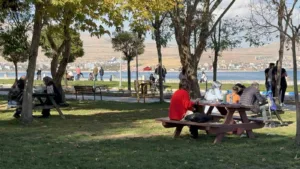 Bitlis’in Tatvan ilçesinde ekim ayının ortalarında etkili olan güneşli hava,