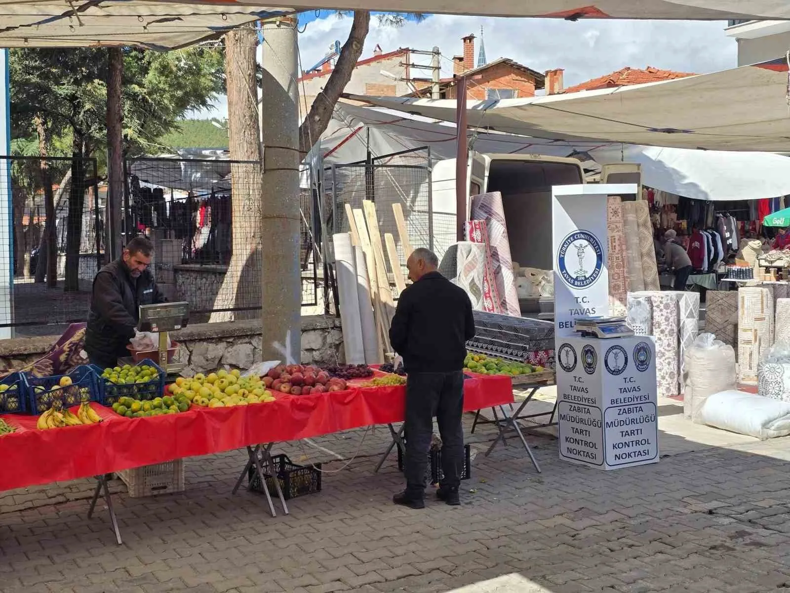 Denizli’nin Tavas ilçesinde, Tavas Belediyesi Zabıta Müdürlüğü kentteki semt Pazar