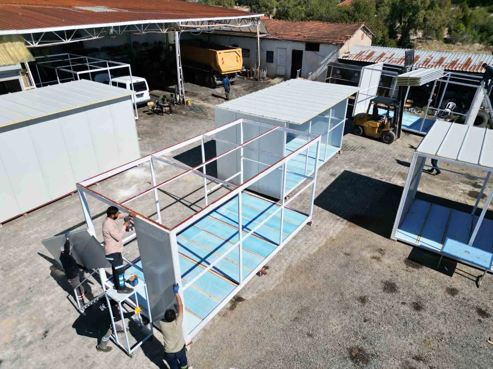 Tavas Belediyesi, belediye bütçesinden tasarruf sağlamak amacıyla konteyner ve otobüs