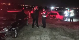 Kütahya’nın Tavşanlı ilçesinde meydana gelen trafik kazasında iki otomobilin çarpışması