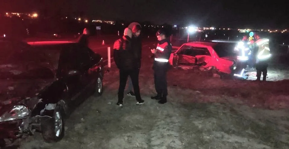Kütahya’nın Tavşanlı ilçesinde meydana gelen trafik kazasında iki otomobilin çarpışması