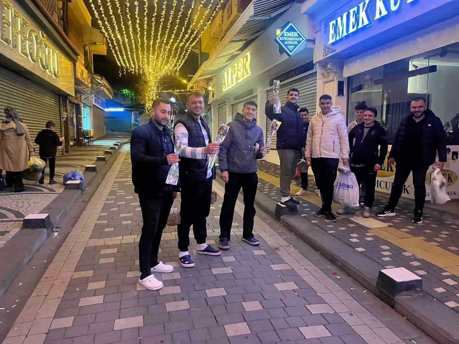 Kütahya’nın Tavşanlı ilçesinde Uzun Çarşı esnafından “her gün sevgili günü”