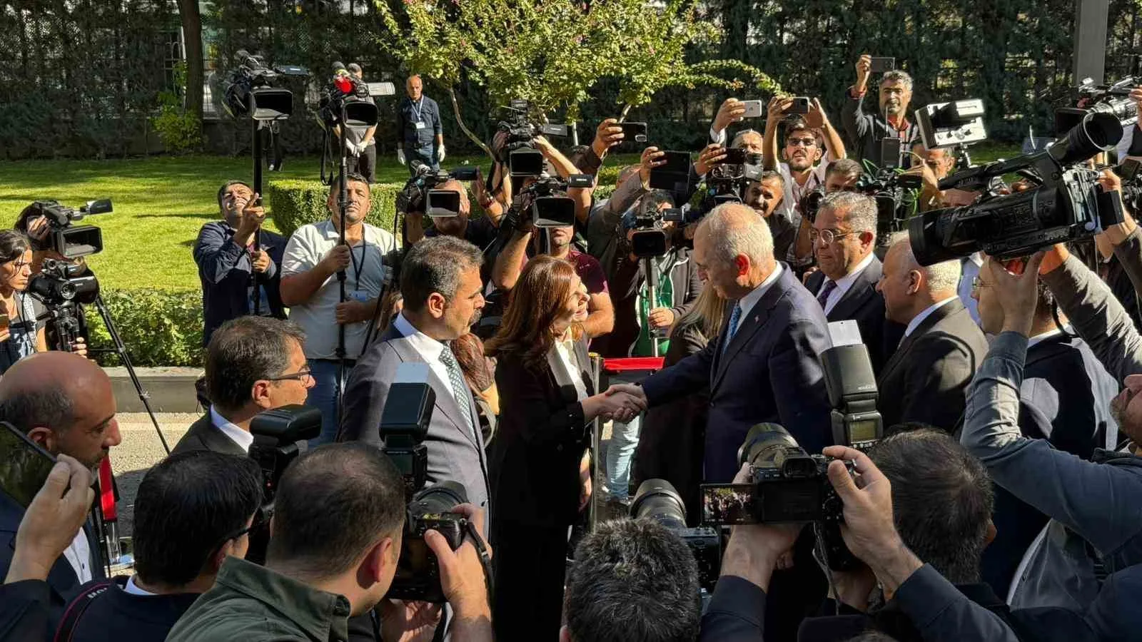 TBMM Başkanı Numan Kurtulmuş, Diyarbakır Büyükşehir Belediyesini ziyaret etti. Belediye