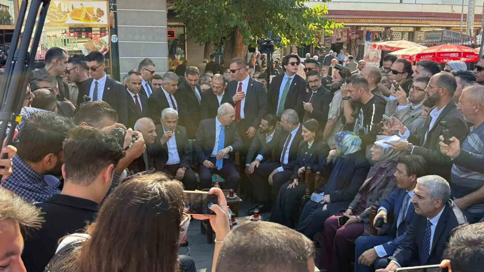 TBMM Başkanı Numan Kurtulmuş, cuma namazını Diyarbakır’daki Ulu Cami’de kıldı.