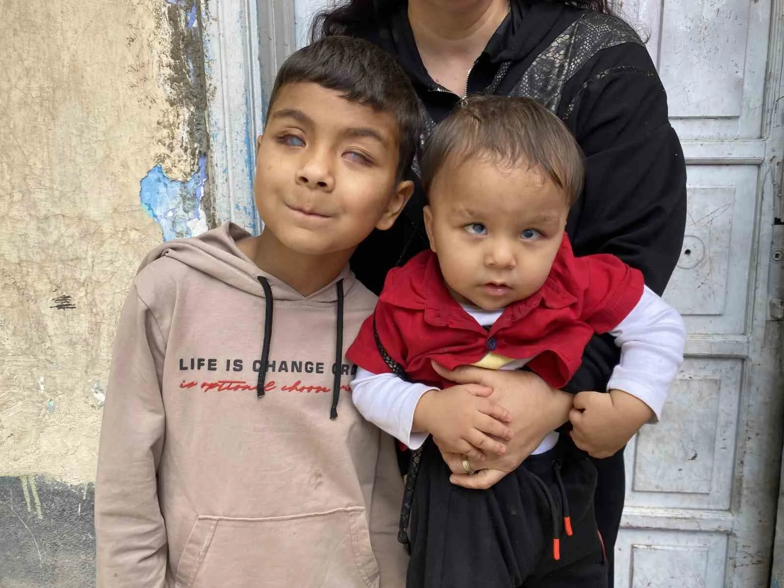 Eskişehir’de hayırseverlerin desteğiyle tedavi edilerek gözleri açılan 2 kardeş, evlerinin