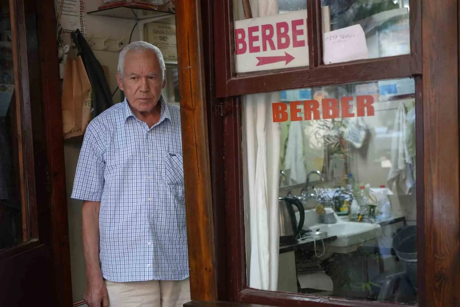 Antalya’da tarihi Zincirli Han’ın içinde yalnızca 5 metrekarelik ahşap kulübede