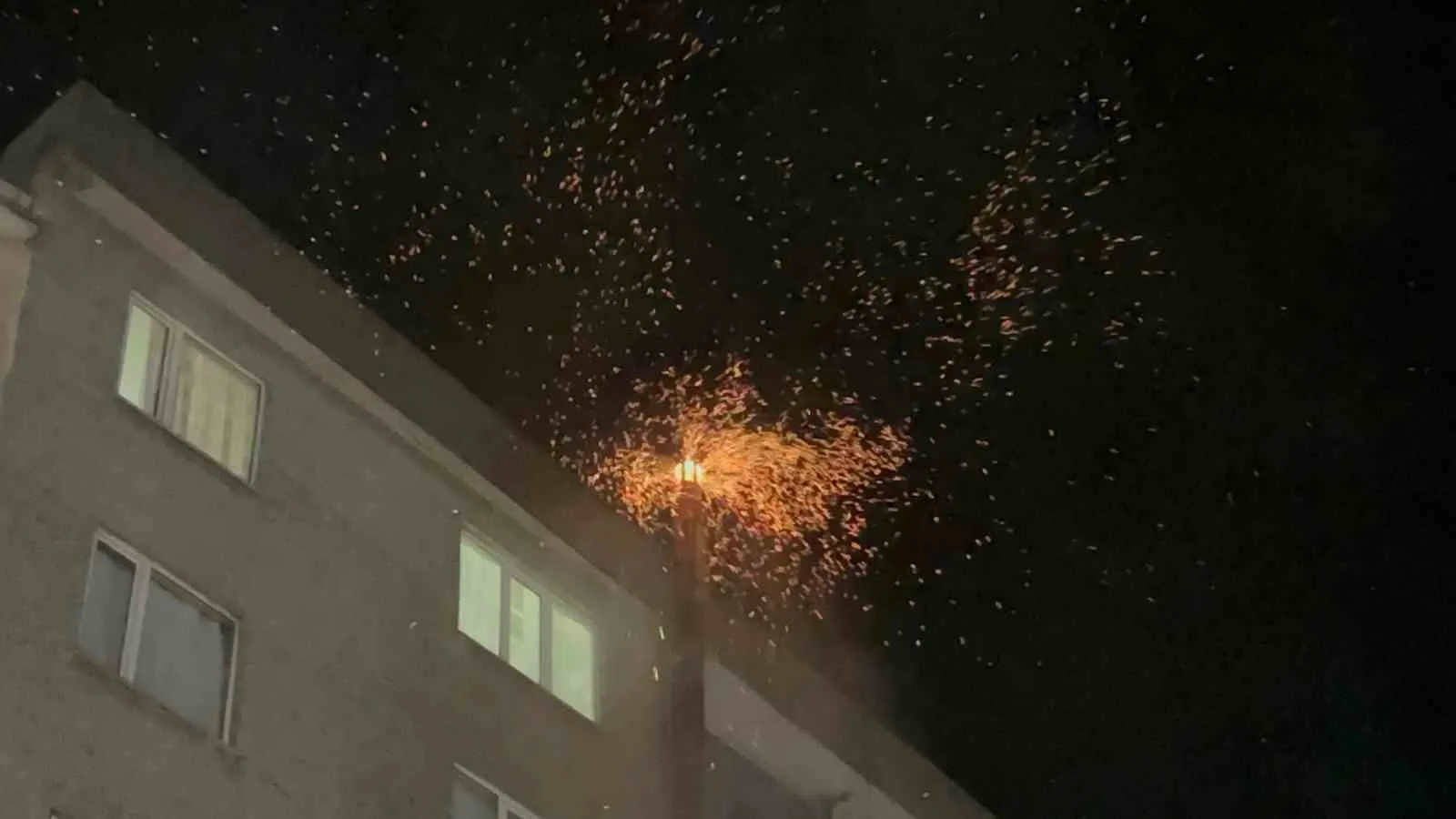 Tekirdağ Çorlu’da bir işyerinin bacasında meydana gelen yangın itfaiye ekiplerinin