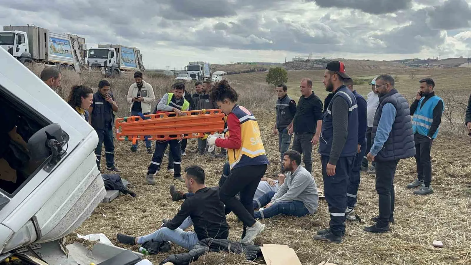 Tekirdağ Çorlu’da yoldan çıkan çöp kamyonunun, metrelerce yüksekten şarampole uçması