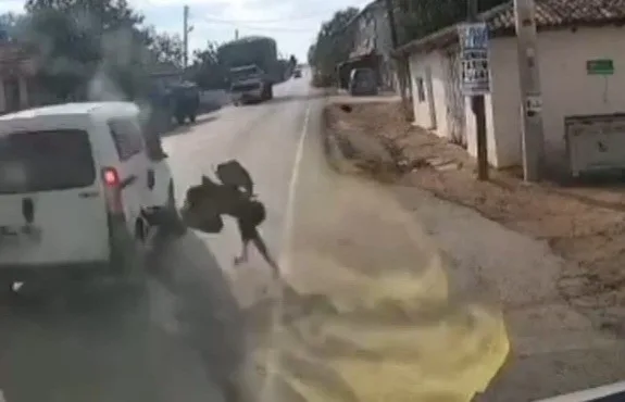 Tekirdağ’ın Hayrabolu ilçesinde yolun karşısına geçmek isteyen 13 yaşındaki çocuğa