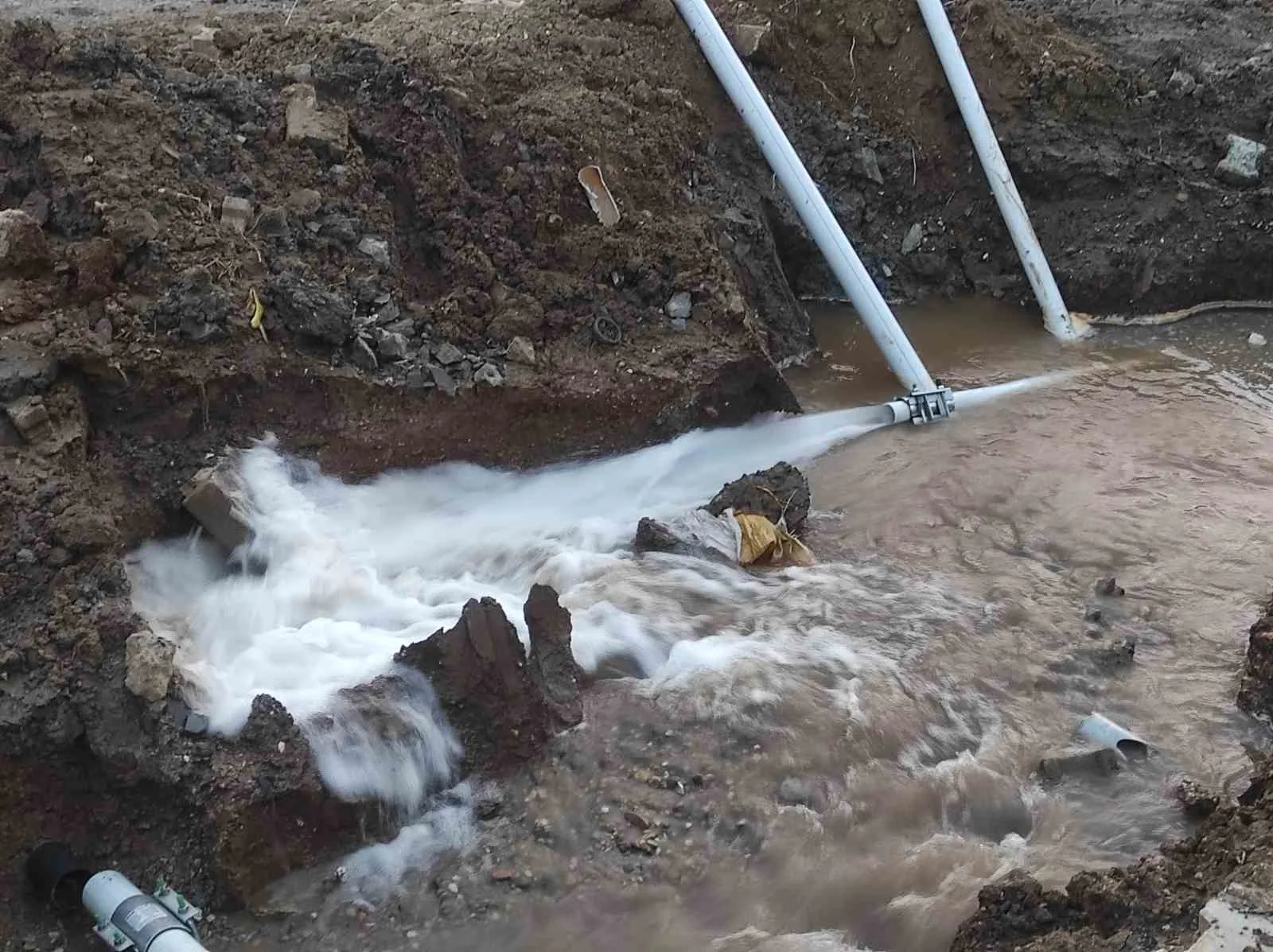 Tekirdağ’ın Süleymanpaşa ilçesinde bir kepçe yolda kazı çalışması yaparken içme