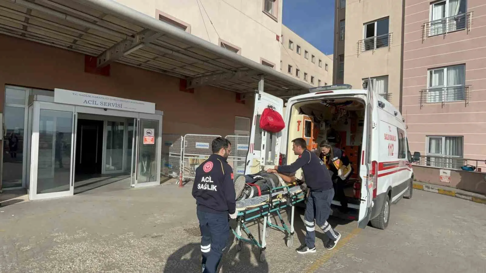 Tekirdağ’ın Ergene ilçesinde inşaat işçisi iskeleden düşerek ağır yaralandı. Ergene