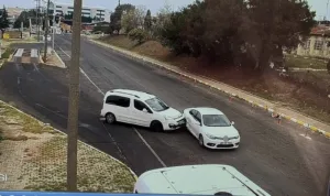 Tekirdağ’ın Ergene ilçesinde kontrolsüz dönüş yapan hafif ticari aracın otomobile