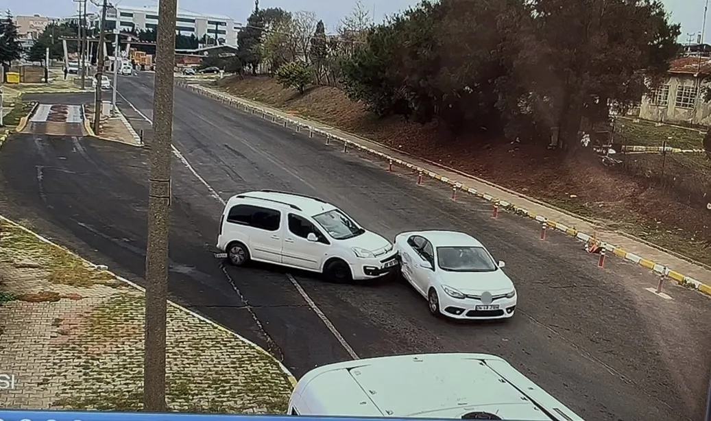 Tekirdağ’ın Ergene ilçesinde kontrolsüz dönüş yapan hafif ticari aracın otomobile