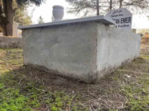 Tekirdağ’ın Hayrabolu ilçesinde, mezarlıktan çalındığı belirlenen kabir mermerlerini evinin bahçesinde