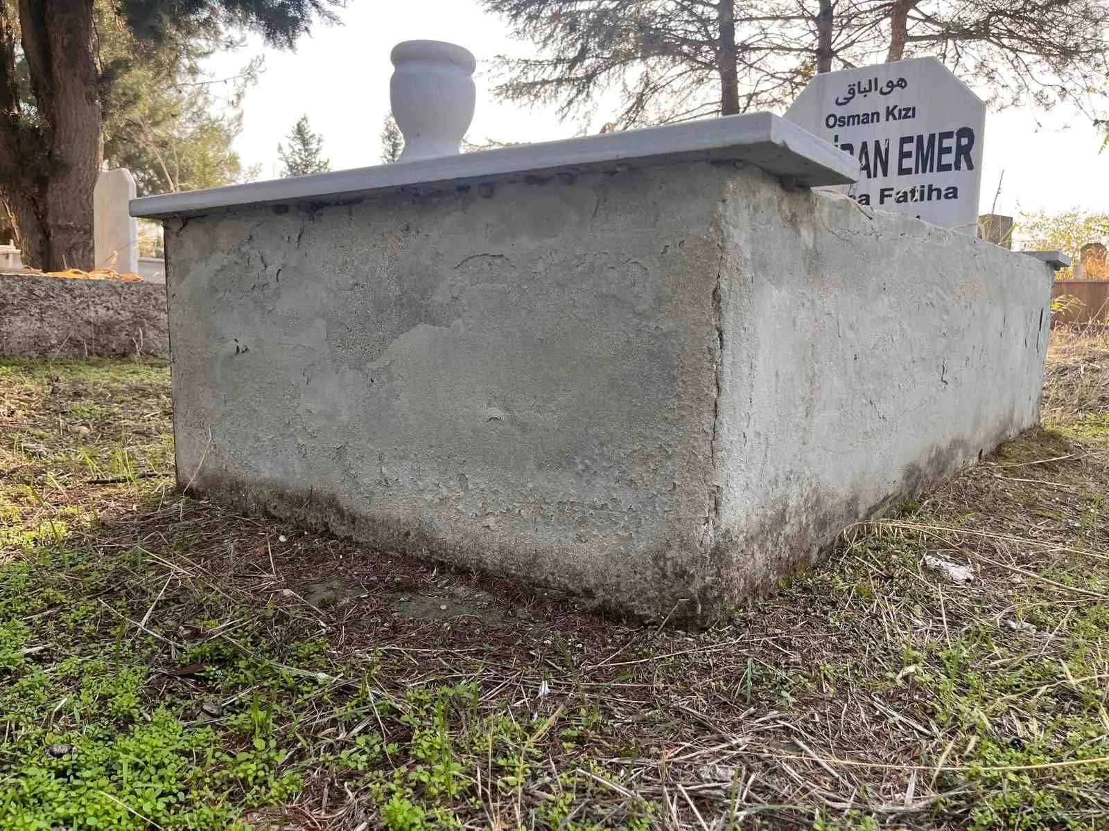 Tekirdağ’ın Hayrabolu ilçesinde, mezarlıktan çalındığı belirlenen kabir mermerlerini evinin bahçesinde