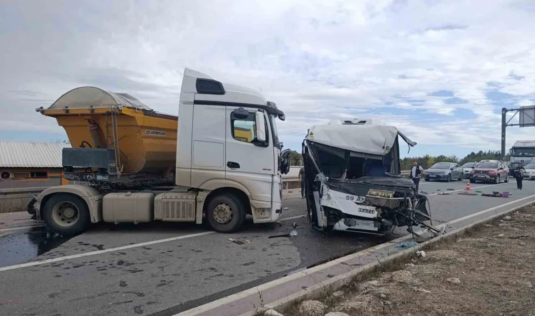 Tekirdağ’ın Saray ilçesinde minibüs ile silobas dorse tırın çarpışması sonucu