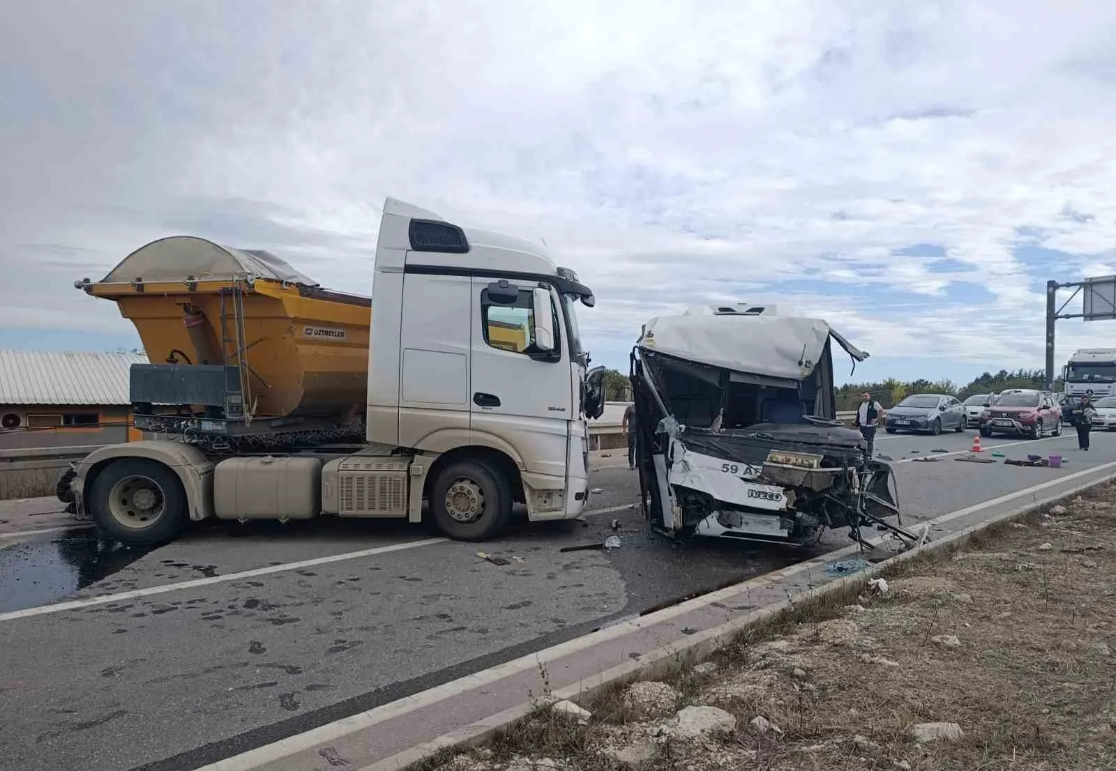 Tekirdağ’ın Saray ilçesinde minibüs ile silobas dorse tırın çarpışması sonucu