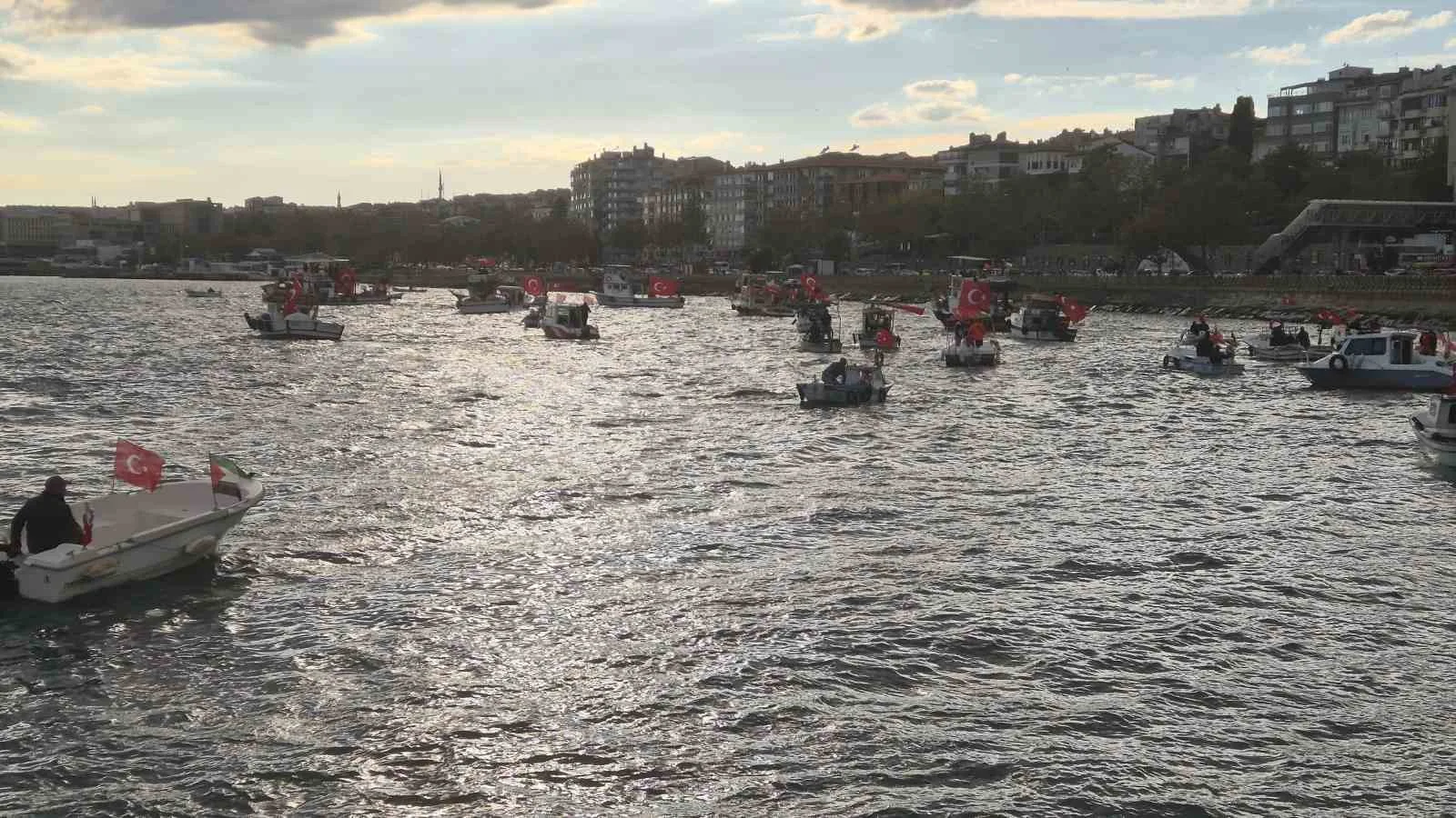 Tekirdağ’ın Süleymanpaşa ilçesinde onlarca balıkçı teknesi, Gazze’ye insani yardım ulaştırmak
