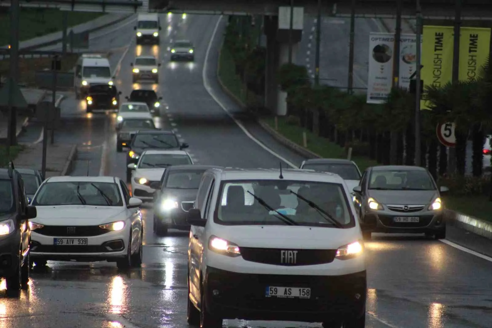 Tekirdağ’da sabah saatlerinden itibaren etkili olan şiddetli yağmur hayatı olumsuz