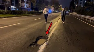 Tekirdağ’ın Çorlu ilçesinde bir bulvardaki çukura dalan otomobilde maddi hasar