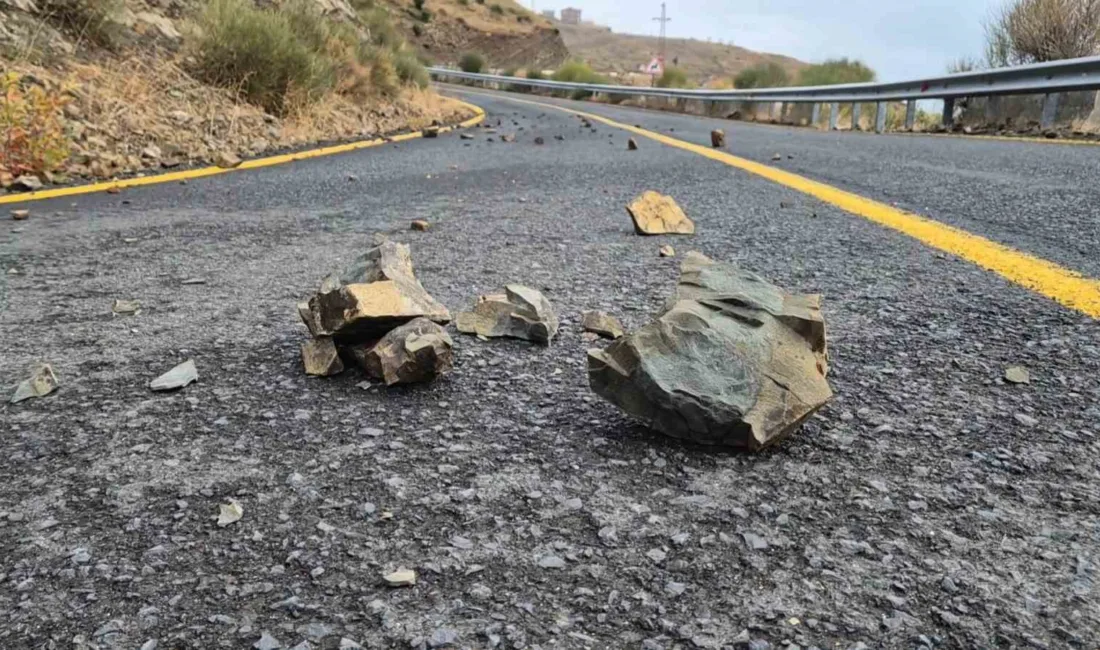 Tekirdağ’ın Süleymanpaşa ilçesinde yağış sonrası kayalıklardan kopan taş ve kayalar