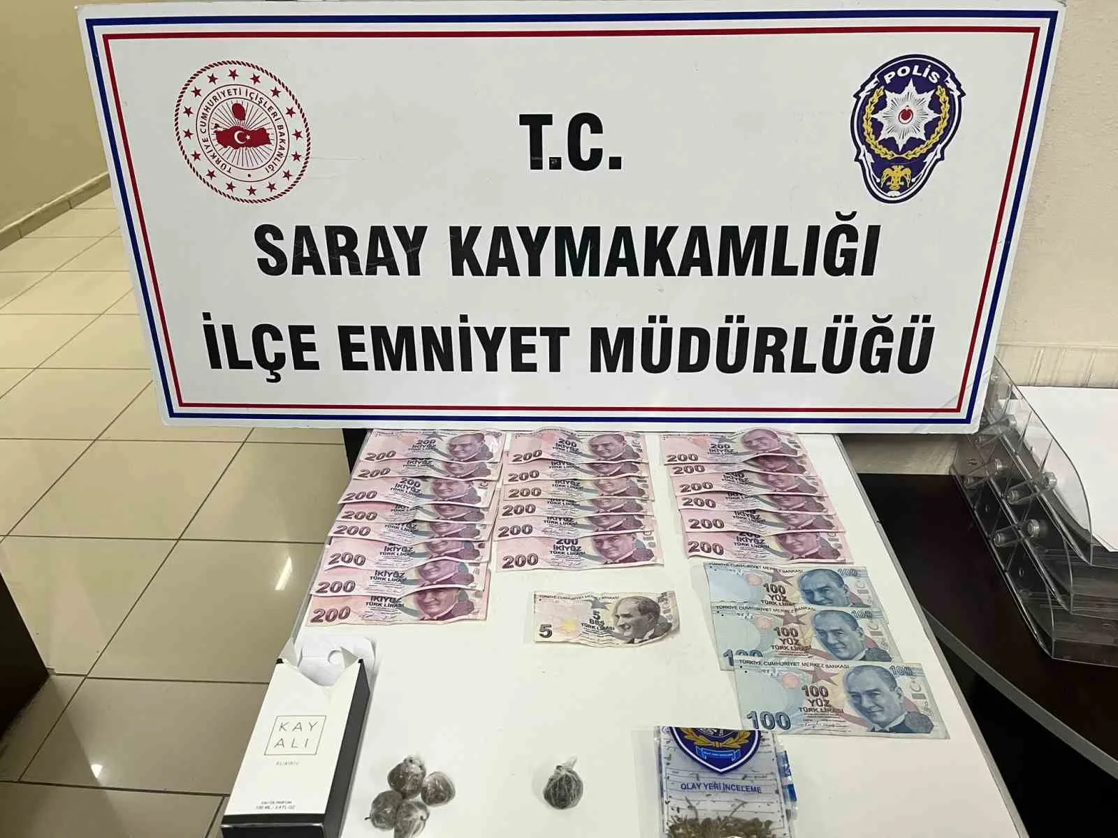 Tekirdağ’ın Saray ilçesinde İlçe Emniyet Müdürlüğü ekipleri, uyuşturucu ve uyarıcı