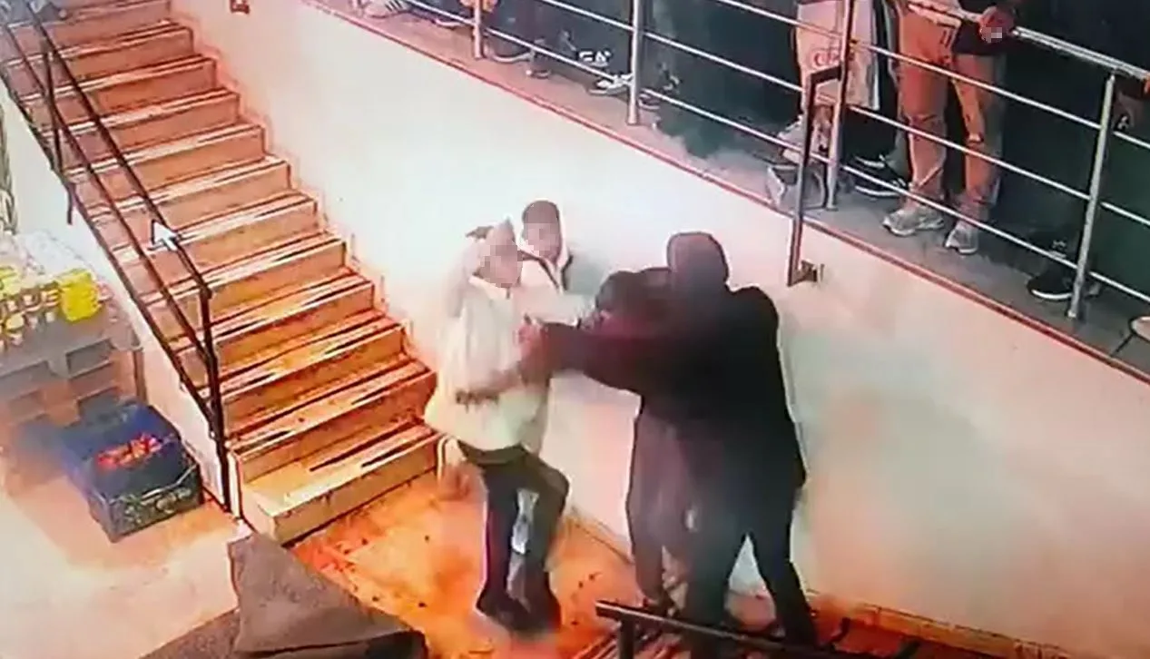 İstanbul Esenyurt’ta birbirlerine tekme-tokat saldıran tarafların 1 kişiyi öldüresiye dövdüğü