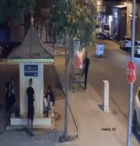 Elazığ’da bir kişi, yol üstündeki otobüs durağının camını tekmeyle kırdı.