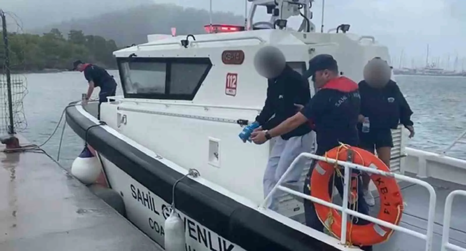 Muğla’nın Marmaris ilçesi açıklarında seyreden özel teknede yaralanan vatandaşa tıbbi