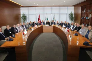 Bursa’da bir araya gelen çoğu emekli teknik öğretmenden oluşan grup,