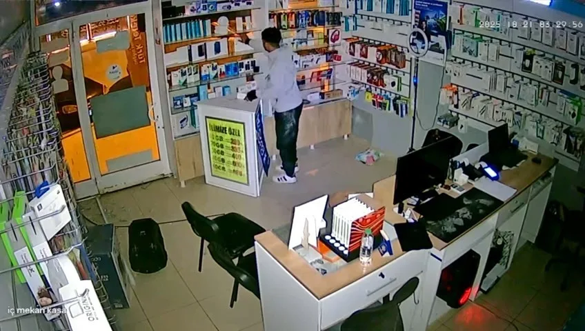 Elazığ’da bir telefoncunun camını kırarak içeri giren ve telefonla birçok