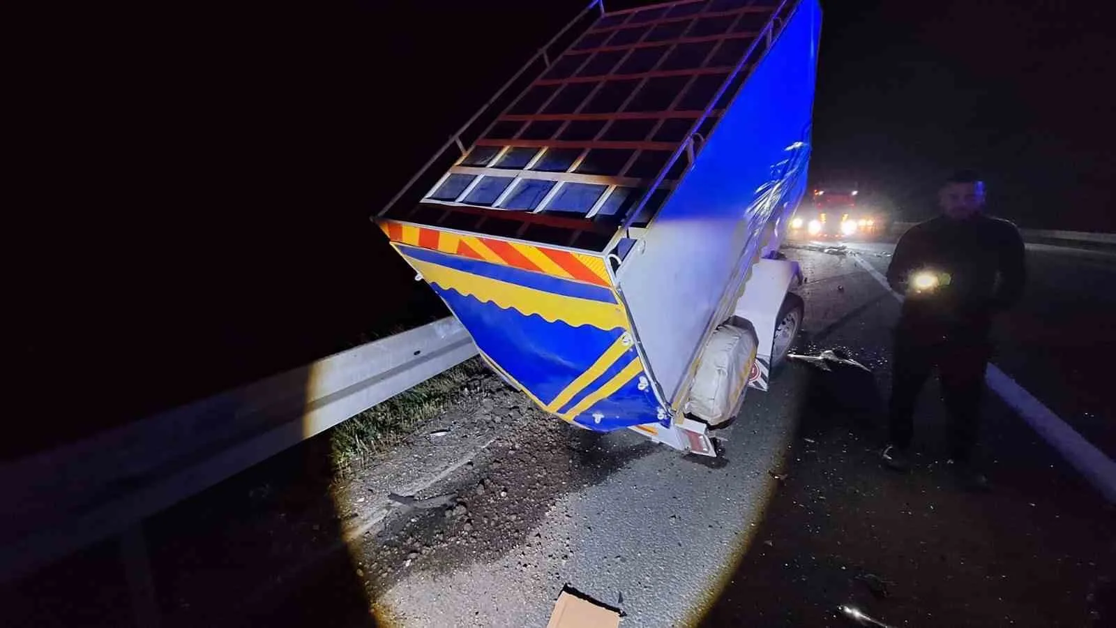 TEM Otoyolu’nun Bolu geçişinde, İstanbul istikametinde bariyerlere çarpan yolcu minibüsü