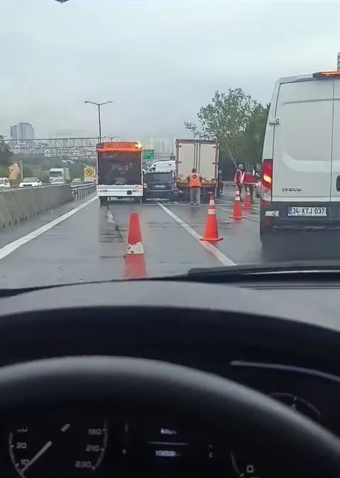 TEM Otoyolu Esenyurt gişeleri mevkiinde yağmur nedeniyle kayganlaşan yolda zincirleme