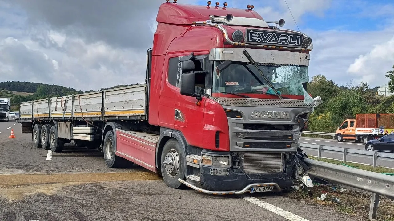 TEM Otoyolu’nun Bolu Batı Gişeleri mevkiinde kontrolden çıkan tır, refüjdeki