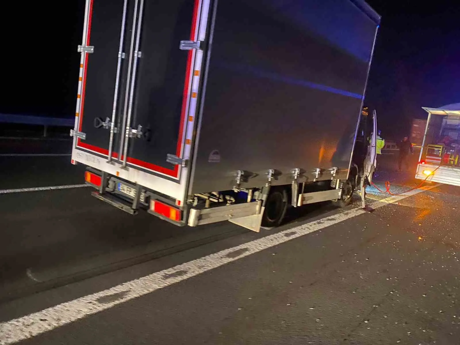 Bolu TEM Otoyolu’nda kamyon ile çarpışan kamyonet sürücüsü, araç kabininde