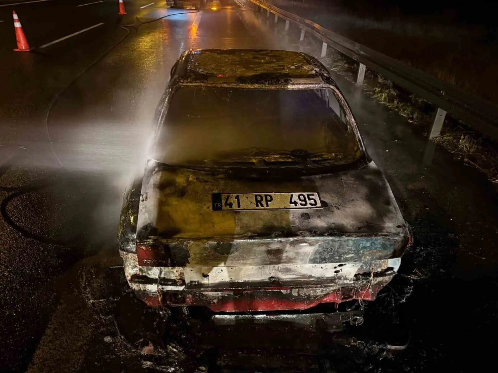 TEM Otoyolu’nun Bolu geçişinde Dörtdivan ilçesinde seyir halindeki otomobil alev