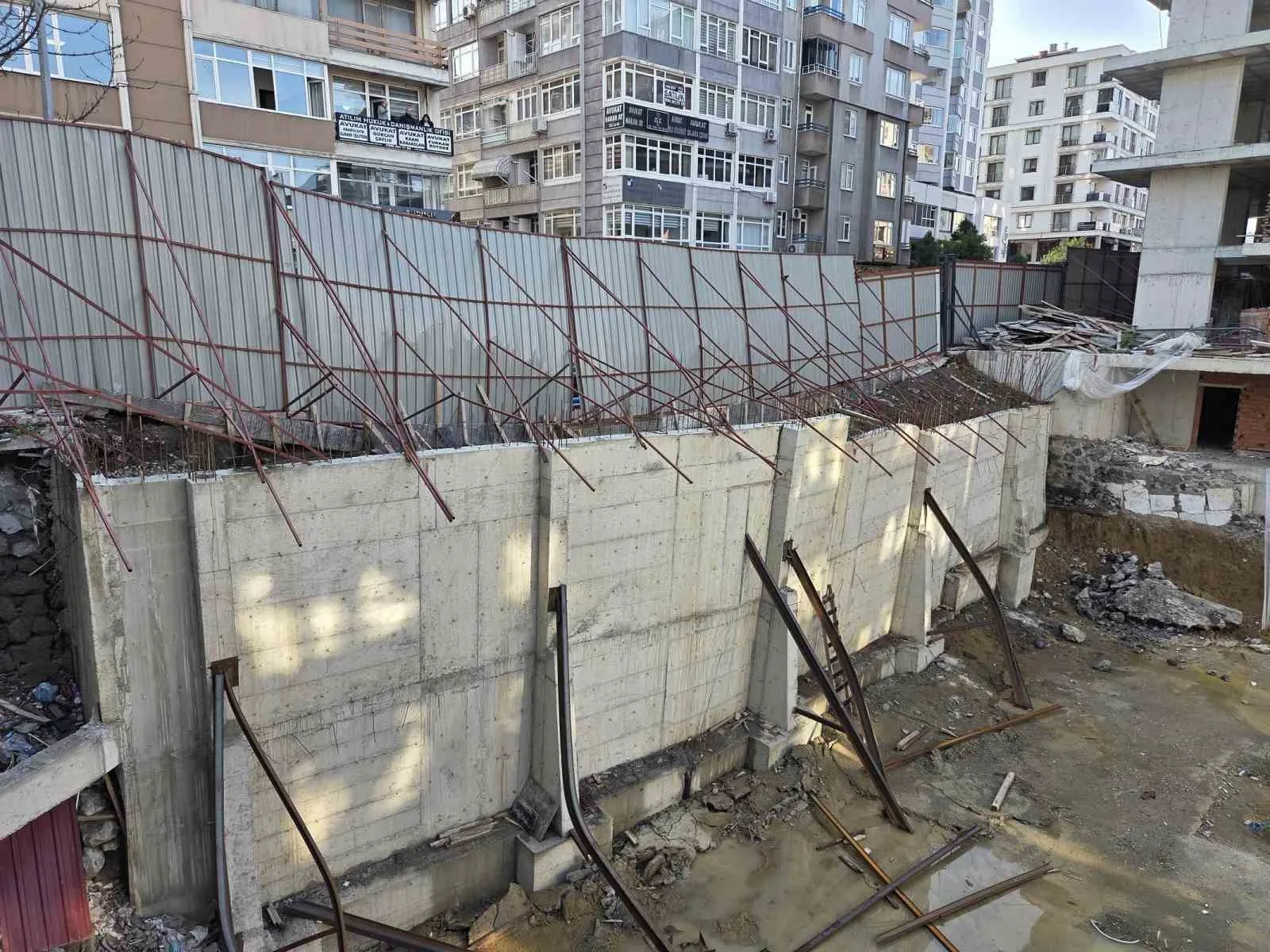 Samsun’un İlkadım ilçesinde, bir inşaatta yapılan temel kazısının ardından cadde