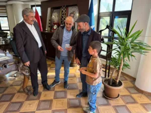 Ağrı’nın Patnos ilçesinde görev yapan temizlik işçisi, çalışırken yerde bulduğu