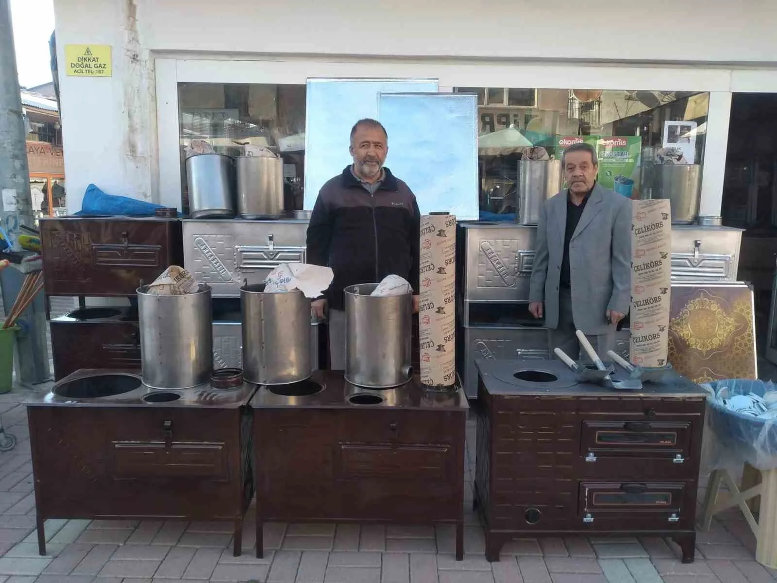 Erzincan’ın Tercan ilçesinde havaların soğumasının ardından sobalar satışa çıkarıldı. Tercan