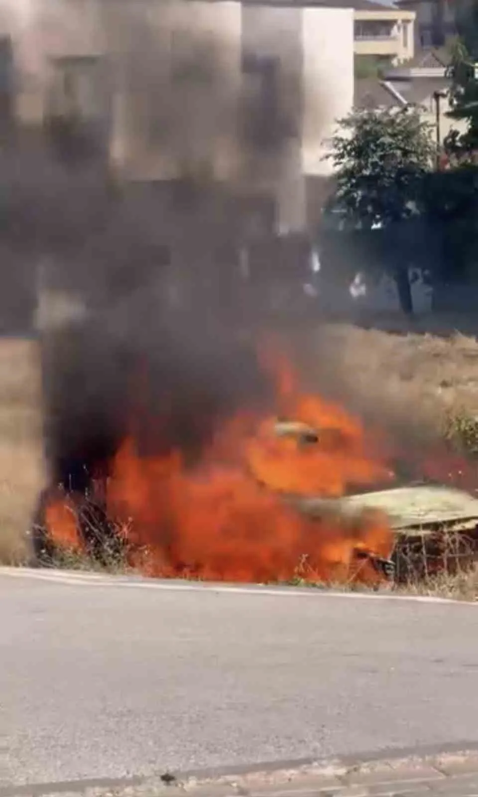 Bursa’nın Osmangazi ilçesinde arsaya bırakılan bir otomobil henüz bilinmeyen bir