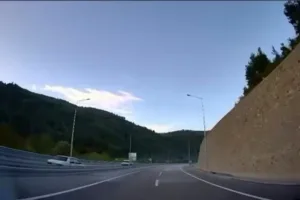 Bursa’nın Doğancı Tüneli’nden çıkan Tofaş Şahin otomobilin sürücüsü, ters yöne