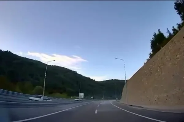 Bursa’nın Doğancı Tüneli’nden çıkan Tofaş Şahin otomobilin sürücüsü, ters yöne