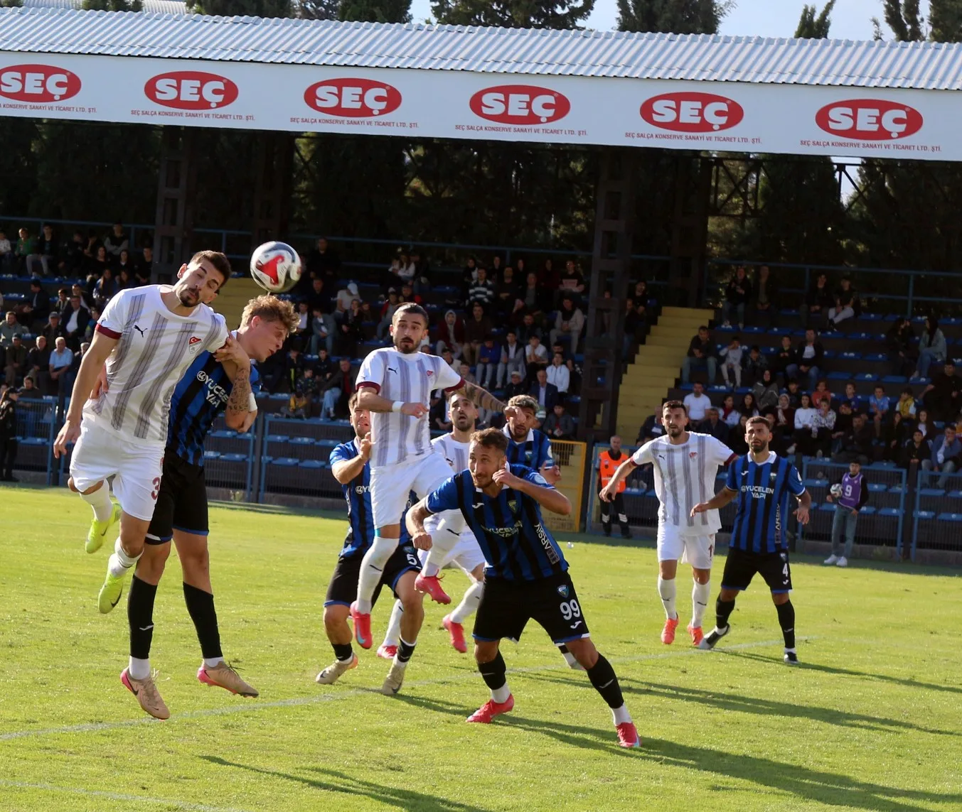 2’nci Lig Beyaz Grup 7’nci hafta mücadelesinde Karacabey Belediyespor, sahasında